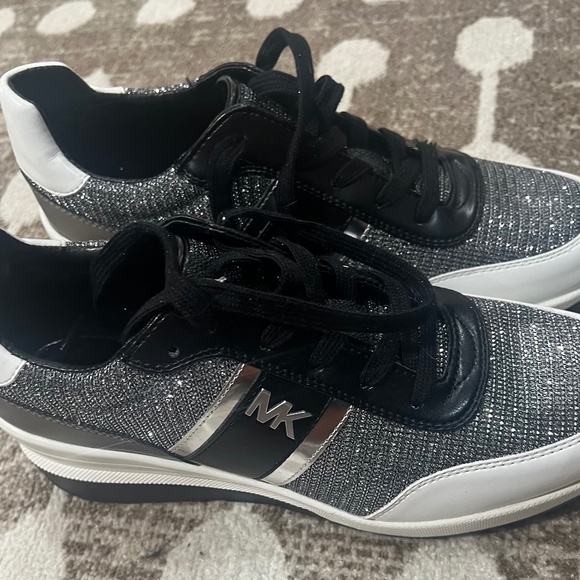 Michael Kors Mabel trainer Women Athletic Shoes 9.5M Black silver  white New wit - Picture 1 of 9